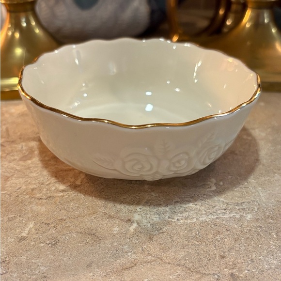 Elegant Cream and Gold Scalloped Bowl - Picture 1 of 4